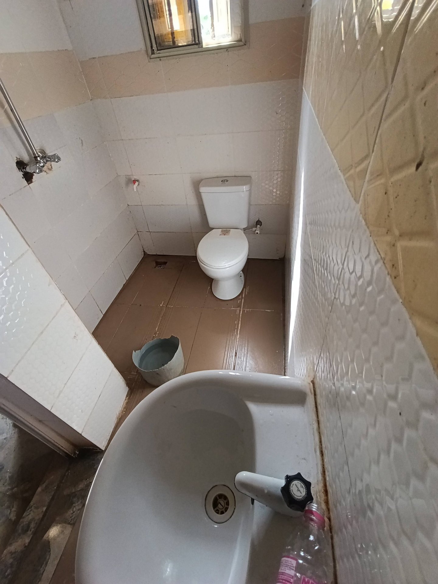 Standard self-contained of 500k is available at uyeh estate 