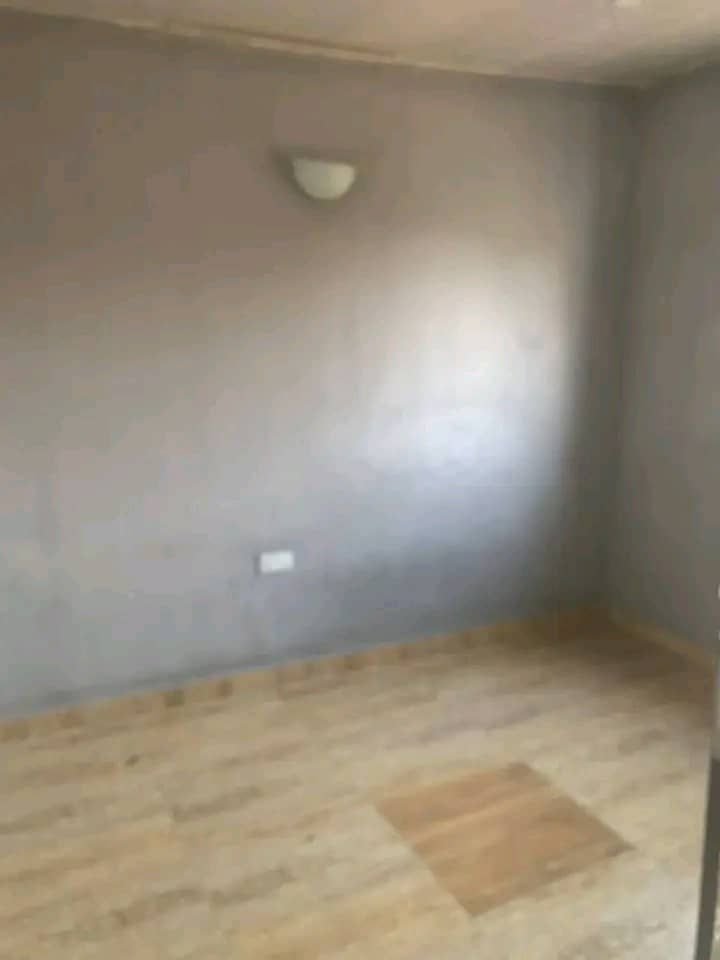 Self contain available for rent in Sabo Iddo airport road