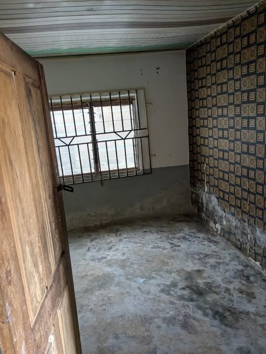A ROOM FOR RENT AT AGAGU ROAD CLOSE TO BREEDER COLLEGE  RENT 70K 